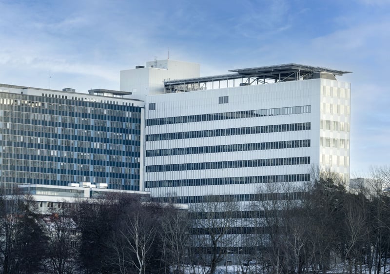 Danderyds sjukhus sett från Edsviken, med nya vårdbyggnad 61 till höger.