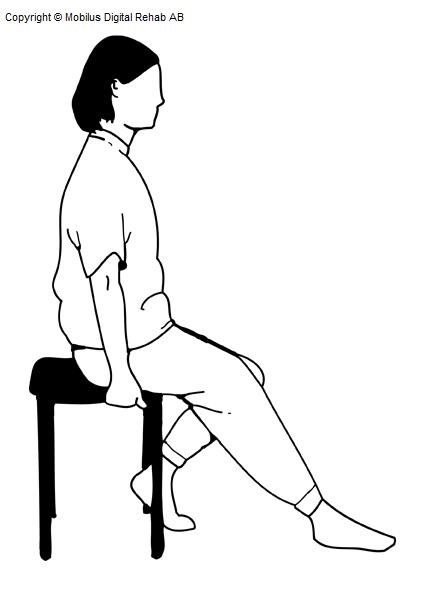 Person som sitter på en stol men ena benet lite utsträckt