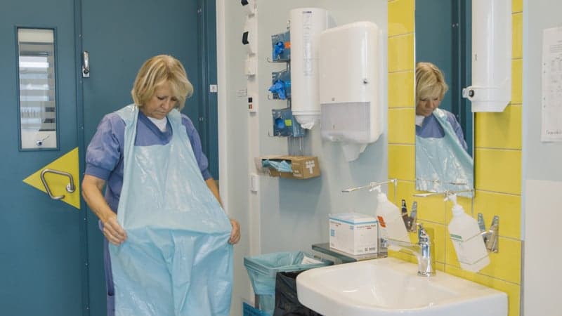 Bild på Johanna Albert med ett plastförkläde
