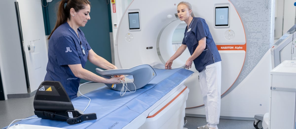 Läkare och sjuksköterska står vid en röntgen.