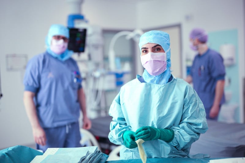 Tre personer i operationssal