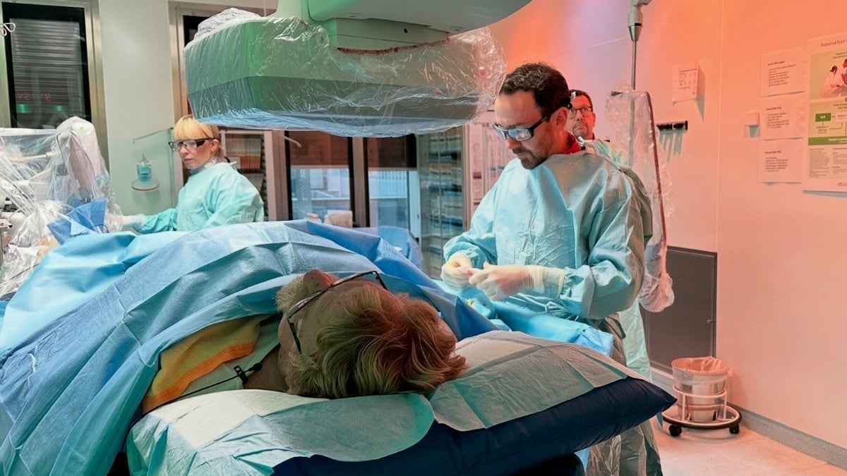 Felix Böhm, överläkare hjärtkliniken, gör en ballongvidgning på en patient på PCI-labbet.