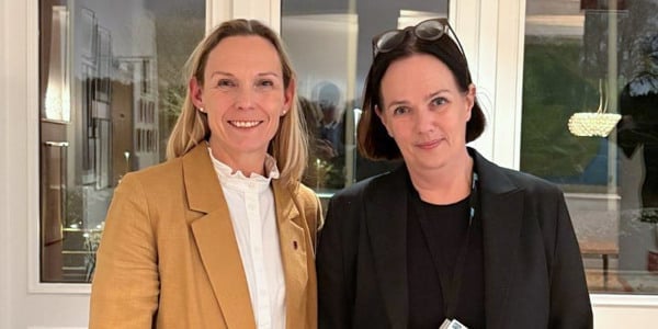 Från vänster: Johanna Hornberger (M), kommunstyrelsens ordförande i Danderyds kommun och Caroline Hällsjö Sander, sjukhusdirektör på Danderyds sjukhus. Foto: Danderyds kommun.