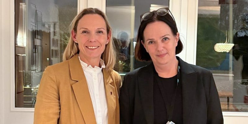 Från vänster: Johanna Hornberger (M), kommunstyrelsens ordförande i Danderyds kommun och Caroline Hällsjö Sander, sjukhusdirektör på Danderyds sjukhus. Foto: Danderyds kommun.