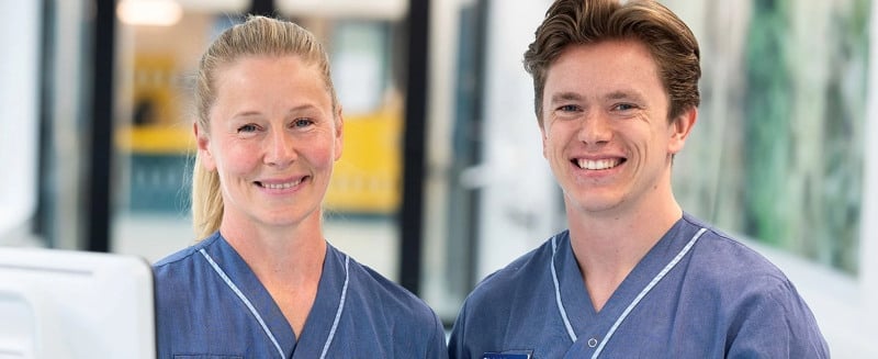 Bild på Erika Ögren och kollega.