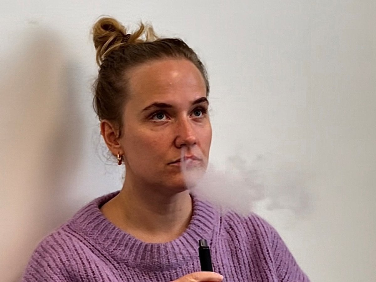 Ungdom röker vapes.