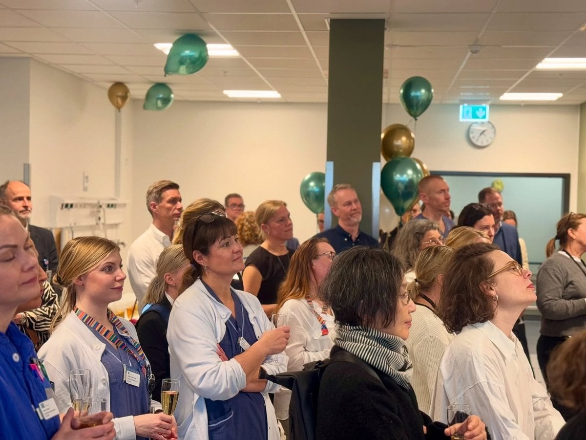 En grupp människor som står i ett rum.