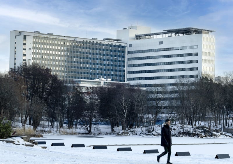 Danderyds sjukhus sett från Edsviken, med nya vårdbyggnad 61 till höger.