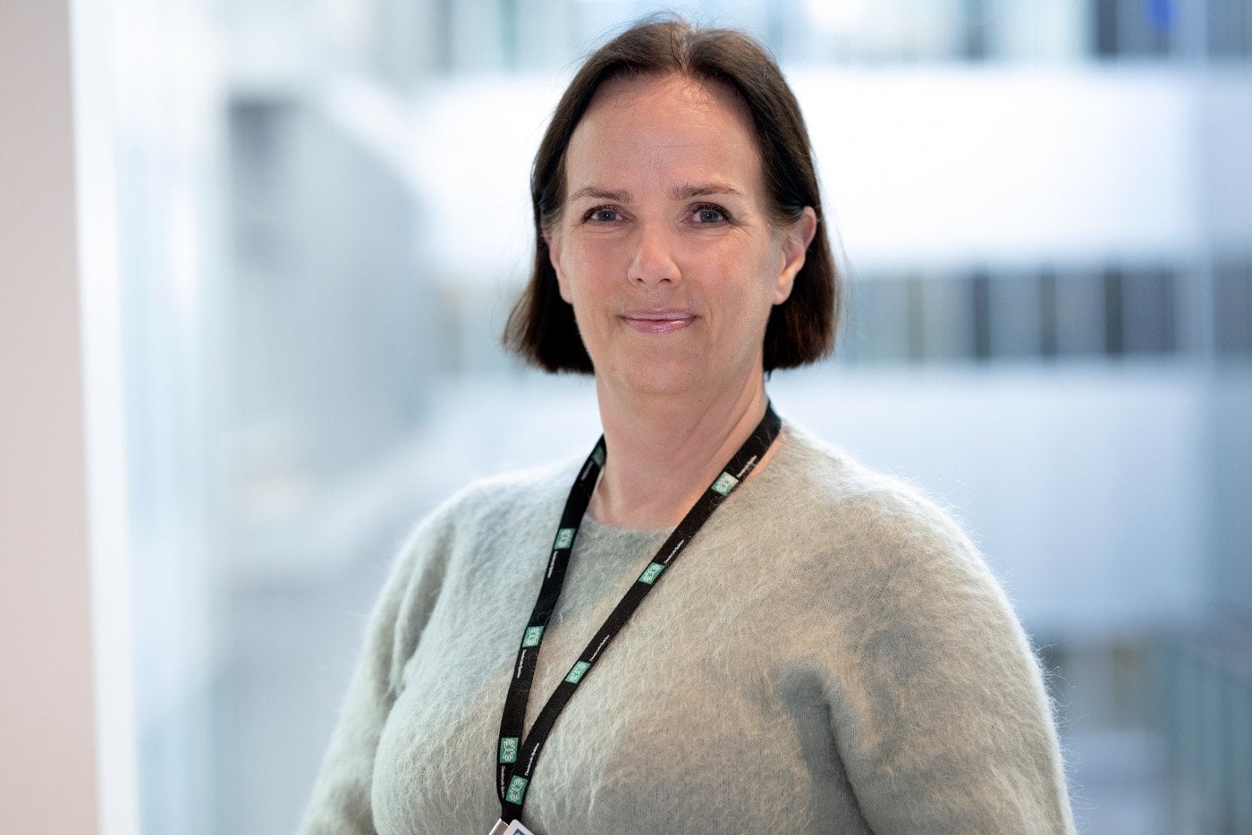 Danderyds sjukhus sjukhusdirektör Caroline Hällsjö Sander som står framför ett fönster.