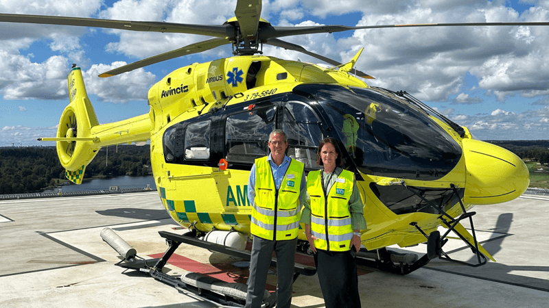 Bild på Caroline Hällsjö Sander, sjukhusdirektör och Andreas Henriksson, ekonomidirektör, på Danderyds sjukhus, vid helikopterflygplatsen.