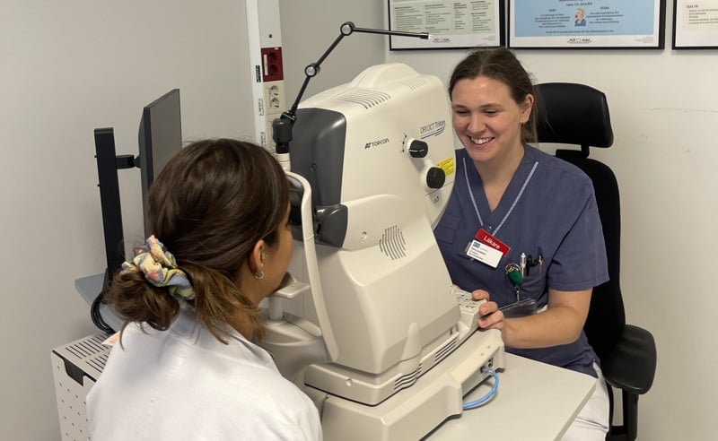 Två medarbetare på DS neuro vid en OCT-maskin