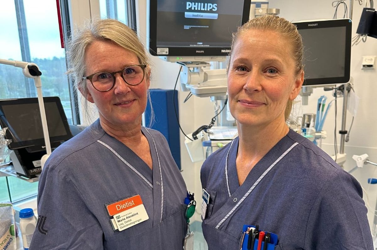 Två kvinnor som står bredvid varandra i ett rum.