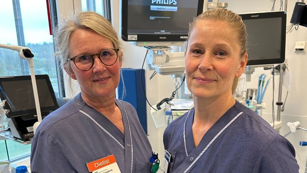 Två kvinnor som står bredvid varandra i ett rum.