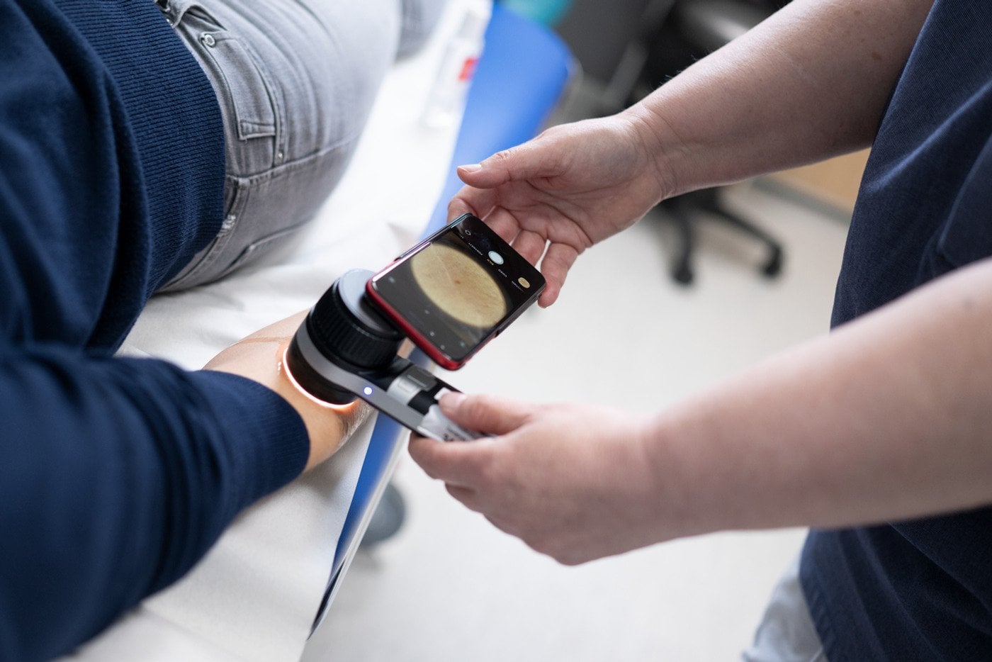 Bilden föreställer en hudundersökning på Hudmottagningen, Danderyds sjukhus.