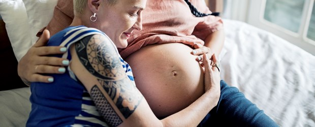 Bilden visar en gravid kvinnas mage