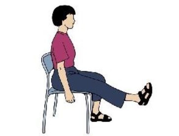 Person som sitter på stol och sträcker ut ena benet