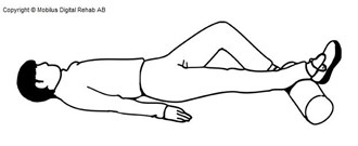 Person som ligger på golvet med en ihoprullad handduk under ena hälen