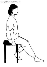 Person som sitter på en stol men ena benet lite utsträckt