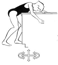 Person som lutar sig över ett bord med armen hängandes över kanten