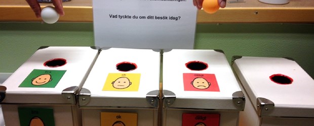 Foto med fyra lådor för pingisbollar.