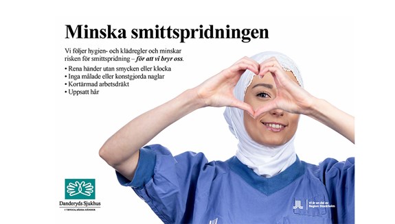 Sjuksköterska som formar händerna till ett hjärta. Texten uppmanar att följa basala hygien- och klädrutiner.
