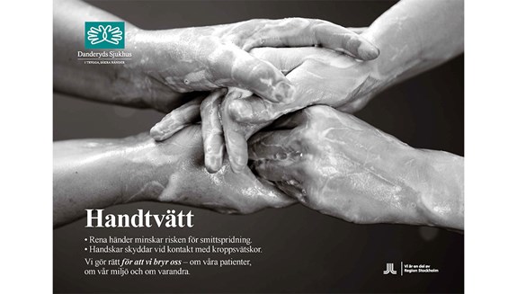 Händer som tvättar varandras händer.Texten uppmanar att följa basala hygien- och klädrutiner.