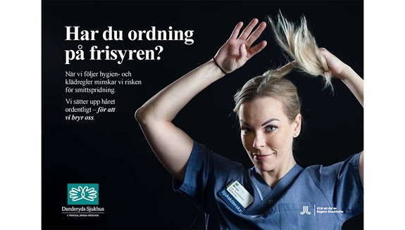 Sjuksköterska som sätter upp håret. Texten uppmanar att följa basala hygien- och klädrutiner.